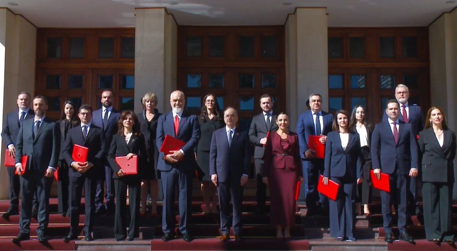 Qeveria nis zyrtarisht detyrën, Kryeministri dhe anëtarët e kabinetit betohen në Presidencë